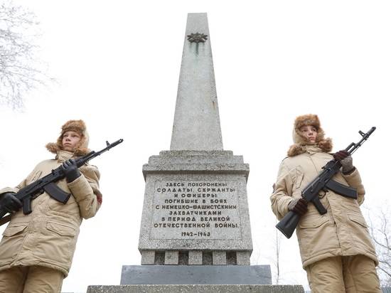 Почетный караул выставили у братской могилы в поселке Максима Горького