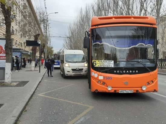 В центре Волгограда маршрутка подрезала автобус