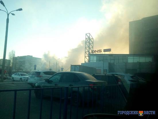 В Дзержинском районе Волгограда загорелся рынок «Олимпия»