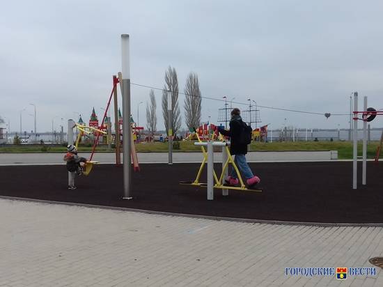 В обновленных дворах Волгограда подрядчики приступили к установке спортивных тренажеров