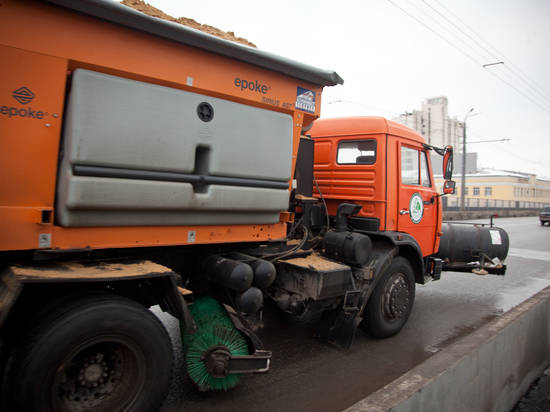 В Волгограде после пожара спецтехника обработала улицу песко-соляной смесью