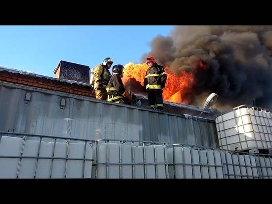 Десять пожарных машин потушили пламя на строительной базе в районе Городища