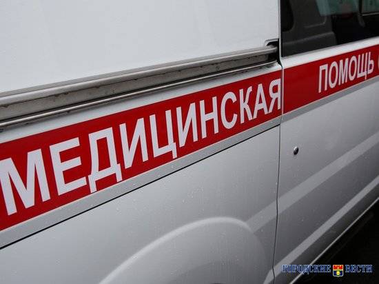 На севере Волгограда неопытный водитель на  Mercedes-Benz снес столб
