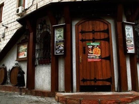 В центре Волгограда загорелся популярный бар «Бочка»