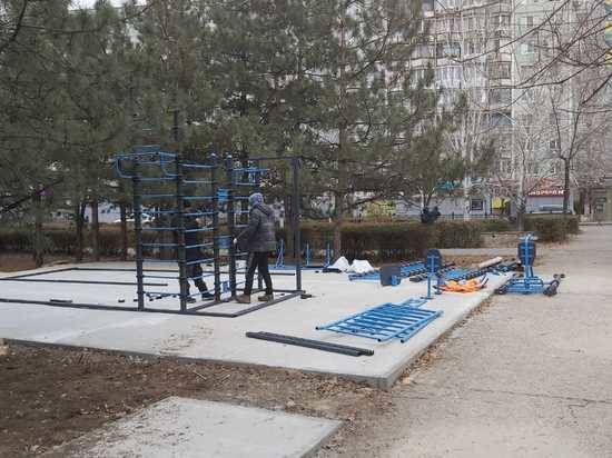 В Волгограде ведут монтаж спортивного тренажерного комплекса
