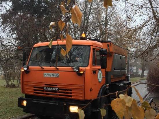 В Волгограде на дороги и тротуары нанесли 2250 тонн противогололедных средств