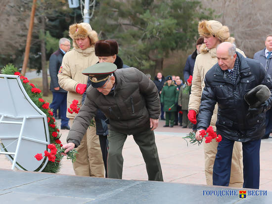 В Волгограде памятными митингами встречают День Неизвестного Солдата