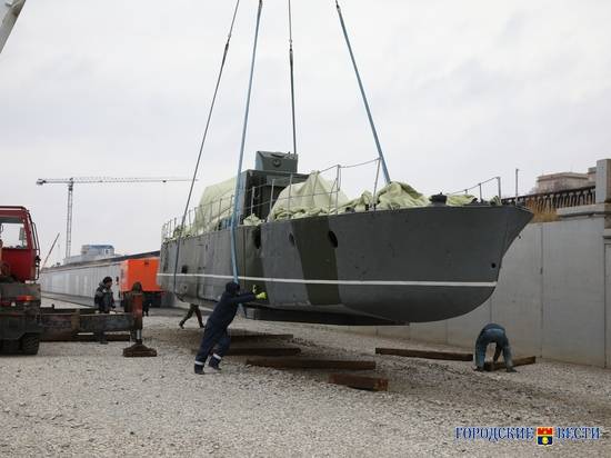 Бронекатер времен Великой Отечественной перевезли на Центральную набережную Волгограда