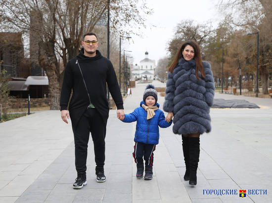 Эффектная волгоградка на встречу с фотокорром «Горвестей» привела двух мужчин