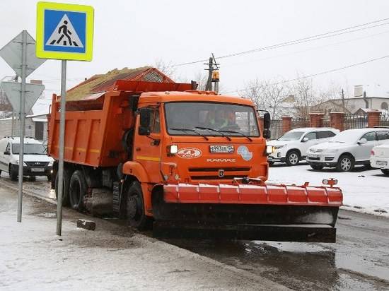 На дороги Волгограда выведено свыше 60 единиц снегоуборочной техники