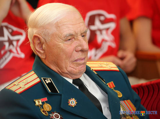 Волгоградские школьники встретились с ветераном, который расписался на стенах Рейхстага