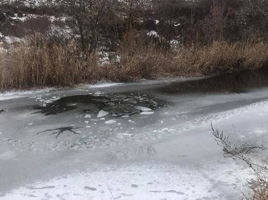 Под Волгоградом два мальчика провалились под лед: один ребенок погиб
