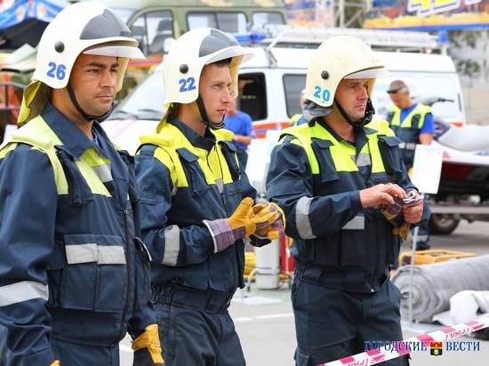 У волгоградского ГДЮЦ работают спасатели и пожарные машины