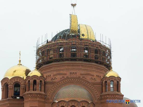 С молебна начали монтаж главного купола собора Александра Невского