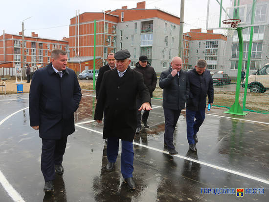 Андрей Бочаров в Кировском районе посетил площадку строительства школы на 800 мест