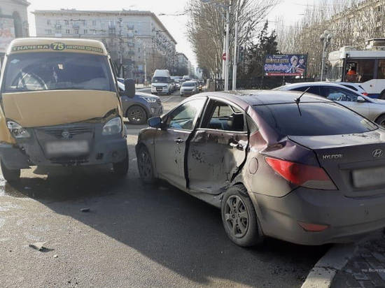 В Центральном районе Волгограда «Хендэ Солярис» столкнулась с маршруткой