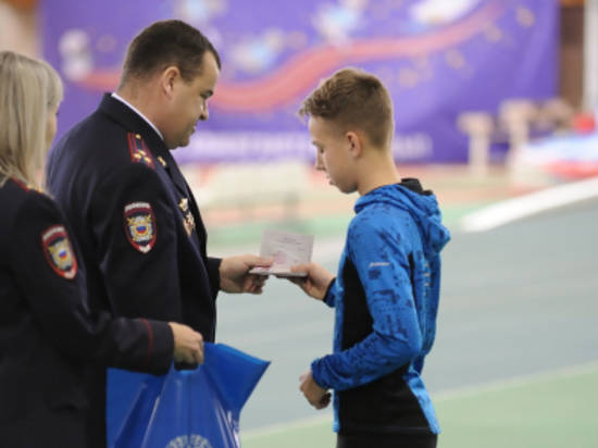 Волгоградские полицейские вручили паспорта семерым подросткам-спортсменам