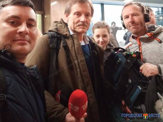 Журналист из Волгограда раскрыл датским коллегам секрет плаката для пресс-конференции Президента