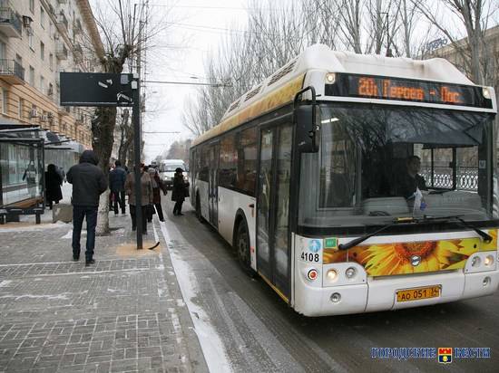 В центре Волгограда иномарка врезалась в автобус № 25