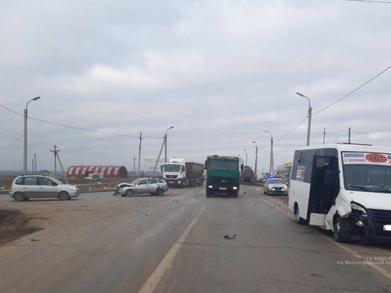 На юге Волгограда пассажирка маршрутки попала в больницу из-за ДТП