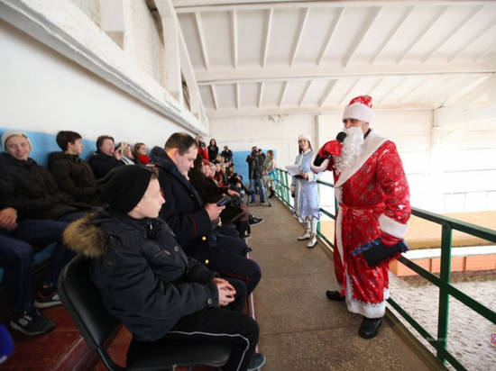 Полицейский Дед Мороз со служебными собаками пришел к волжанам