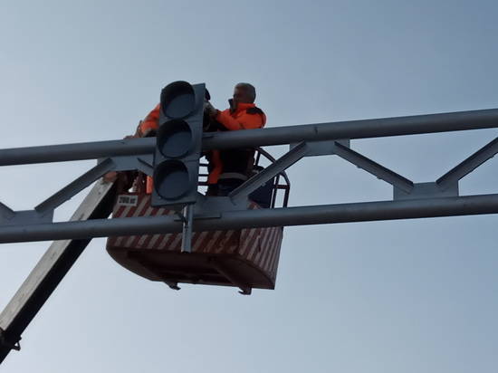 В Волгограде на улице Электролесовской устанавливают светодиодные светофоры