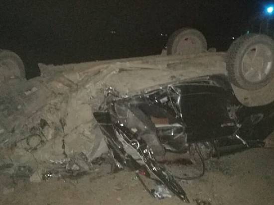 Вечером на волгоградской трассе Renault врезалось в грузовик: погибла женщина