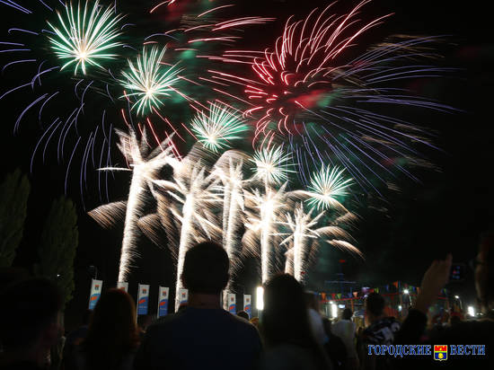 В Волгограде новогодний фейерверк начнется сразу после боя курантов на Спасской башне