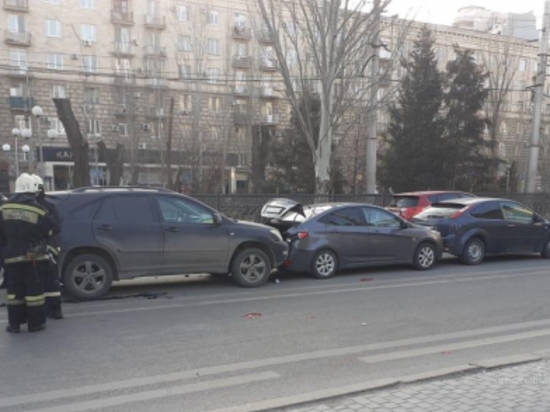 В центре Волгограда "Луидор" устроил "паровозик" из покореженных машин