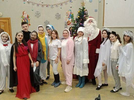 Волгоградские студенты порадовали пациентов детской больницы новогодней сказкой