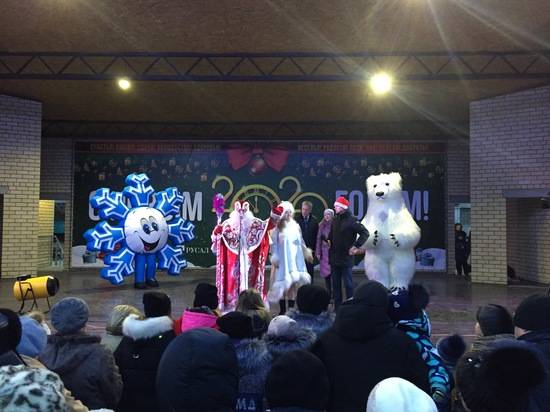 На севере Волгограда народные гулянья начали с зажжения новогодней елки