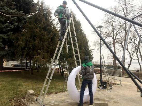 На Центральной набережной Волгограда установили необычные качели с подсветкой