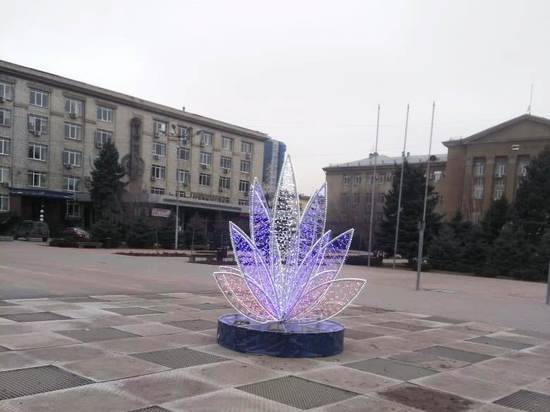 В Волгограде на площади Советской зажглась «зимняя лилия»