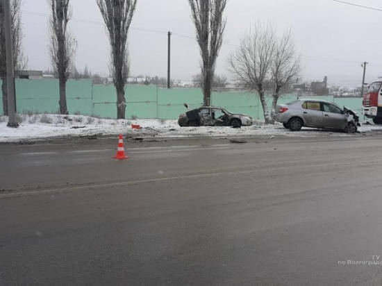 На севере Волгограда столкнулись две легковушки: погиб один человек