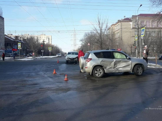 На севере Волгограда в ДТП пострадал трехлетний малыш