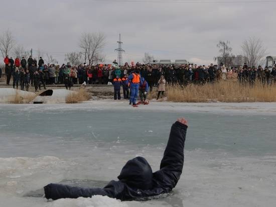 Волгоградские спасатели предупреждают: выход на неокрепший лед крайне опасен для жизни