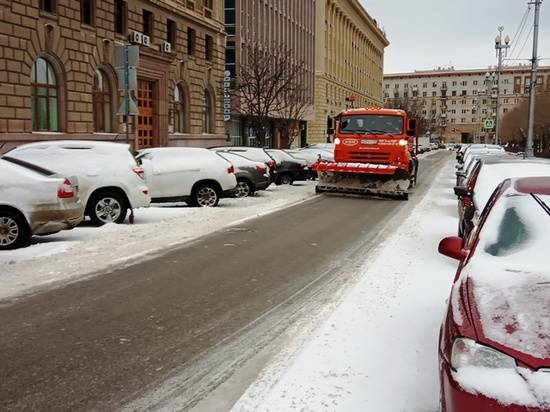 На улицах Волгограда дорожные службы оперативно ведут работы по устранению последствий снегопада