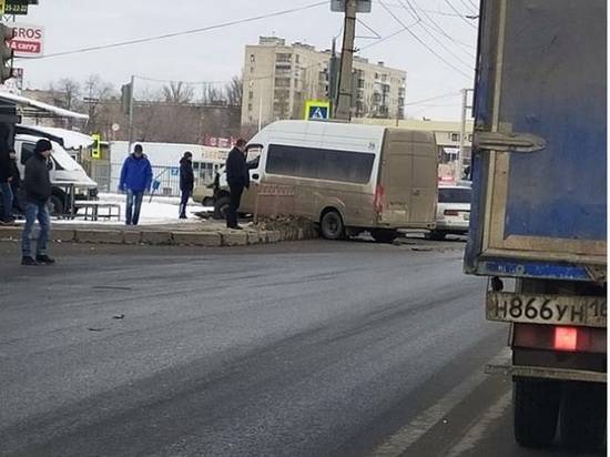 В Волгограде маршрутку вынесло на остановку