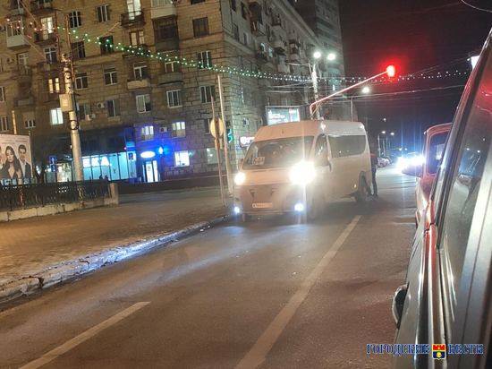 Маршрутка в центре Волгограда попала в ДТП и собрала пробку