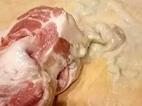 Волгоградка купила в супермаркете подозрительное мясо
