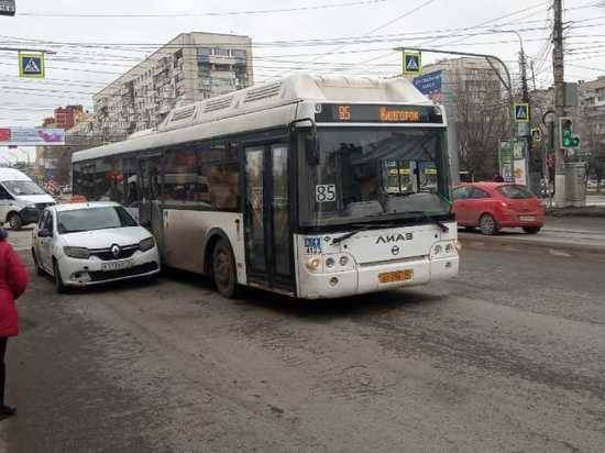 В центре Волгограда такси въехало в автобус