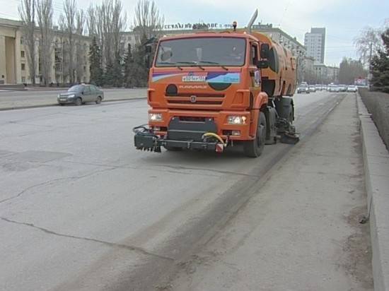 На улицы Волгограда вышли вакуумные подметально-уборочные машины