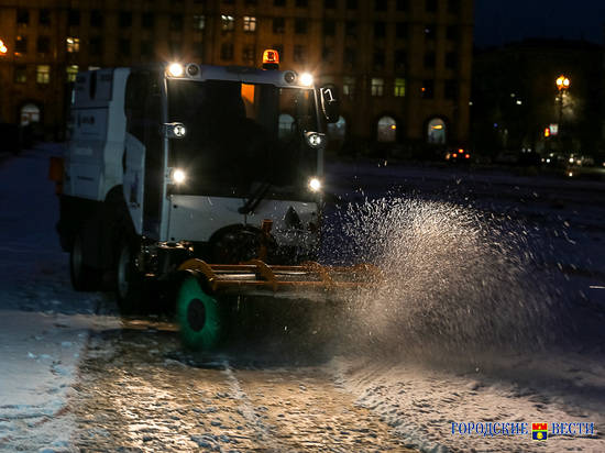 В Волгограде дорожники с ночи устраняют последствия метели и снегопада