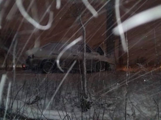 Под Волгоградом водитель переломал кости, врезавшись в столб