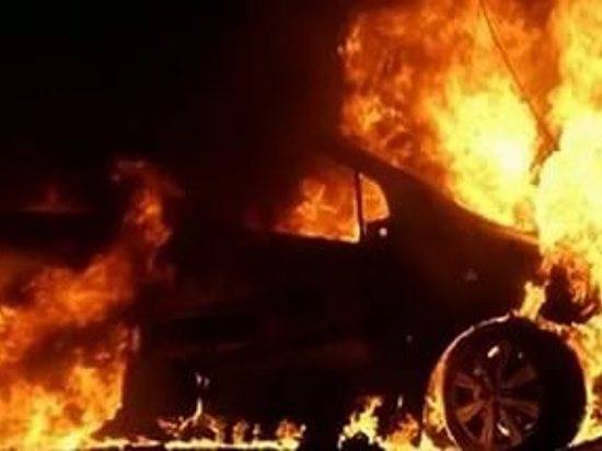 В Волгограде ночью по непонятным причинам сгорел почти новый Mercedes-Benz