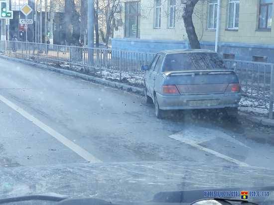В Волгограде легковушка протаранила дорожное ограждение