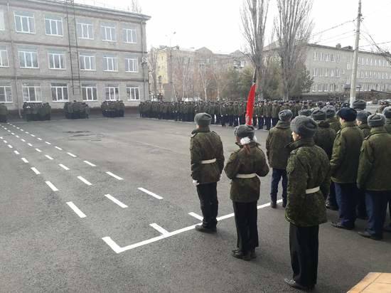В Волгограде юные матросы приняли участие в церемонии передачи копии Знамени Победы