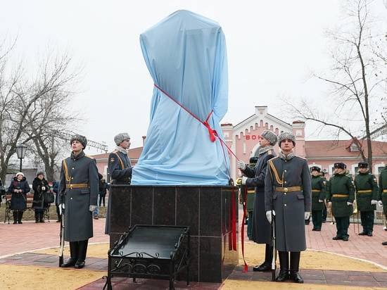 В Волгограде открыли памятник железнодорожникам