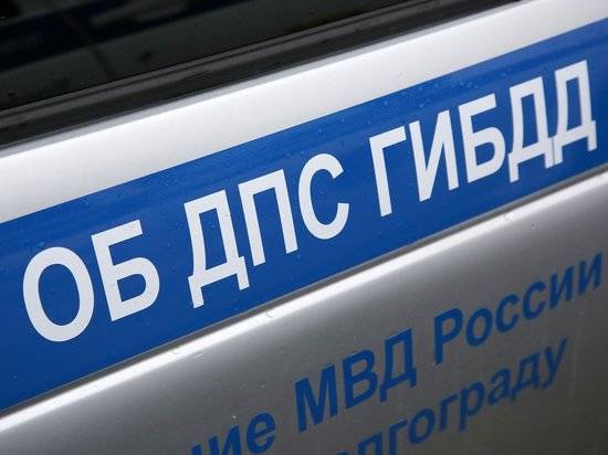 Под Волгоградом легковушка влетела под грузовик: водитель погиб