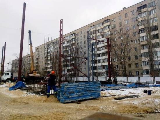 У новой спортшколы в Волгограде смонтировали 11-метровые колонны